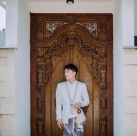 Kalau untuk persiapan pesta jujur ini sangat simple karena kita mempercayakan semuanya sama WO Griyabunga dan aku sama Chan tinggal kasih preferensi dekorasi yang dimau... Untuk MUA aku pilih JohannafMUA yang memang hasil make up nya bagus banget di aku... Make up yang bisa nunjukin aku dalam versi terbaikku... Ngga lupa juga Taf Story kita pilih sebagai photographer dan videographer untuk meng-capture semua moment yang ada di wedding kita dengan hasil fotonya yang super bagus, sambung Entin, dalam keterangannya kepada Wolipop. Pengantin pria viral mirip Lee Do Hyun, Chan sering membagikan video kesehariannya bersama sang istri, Entin melalui akun TikTok @chanchan.korea yang sudah diikuti lebih dari 19,3 ribu Followers. Foto: Dok. pribadi @taf_story.