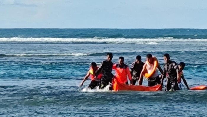 Petugas Basarnas saat mengevakuasi korban. (Dok. Basarnas Nias)