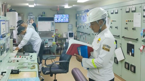 Petugas KSOP Labuan Bajo mengecek kelaiklautan  kapal Dharma Rucitra VIII di pelabuhan Pelindo Multipurpose Labuan Bajo, Manggarai Barat, NTT, Rabu (20/11/2024).