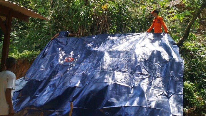 Petugas melakukan penanganan longsor di Bogor