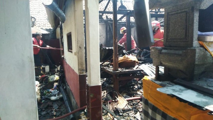 Petugas memadamkan kebakaran bale dangin dan dapur di Desa Bugbug, Kecamatan Karangasem, Rabu (20/11/2024)
