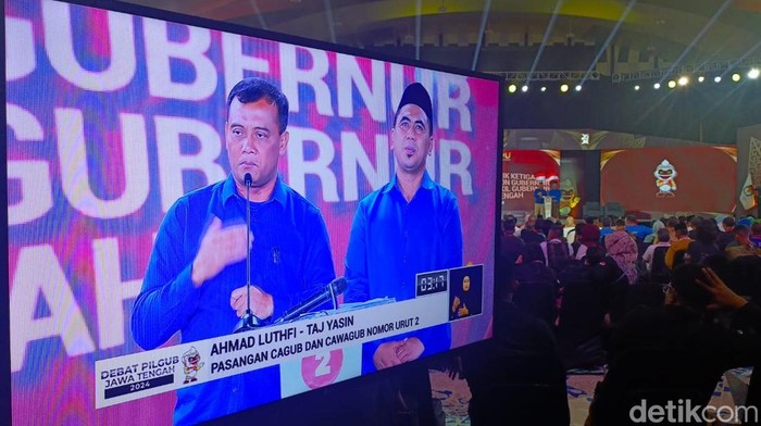 Pasangan calon gubernur dan wakil gubernur Jawa Tengah, Ahmad Luthfi dan Taj Yasin Maimoen dalam debat pamungkas di Muladi Dome, Undip, Semarang, Rabu (20/11/2024).