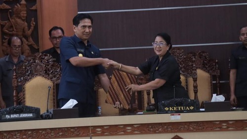 Pjs Bupati Jembrana I Ketut Sukra Negara (kiri) menerima berita acara persetujuan Perda 2025 dari Ketua DPRD Jembrana Ni Made Sri Surharmi, Selasa (19/11/2024). (Dok. DPRD Jembrana)
