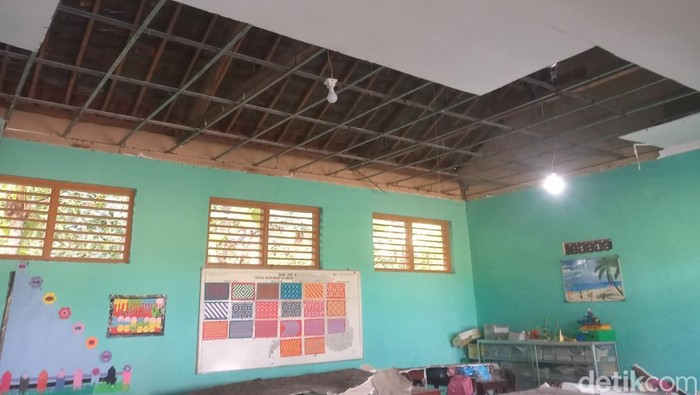 Plafon ruang kelas 5 SDN Kalijambe yang ambrol, Rabu (20/11/2024).