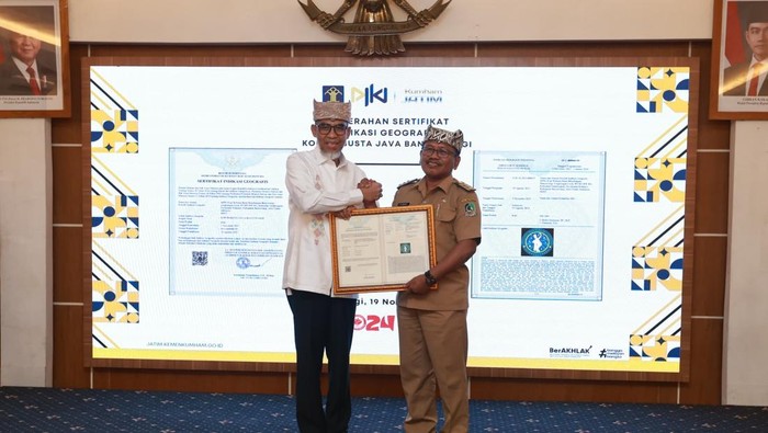 Plt Bupati Banyuwangi Sugirah menerima sertifikasi kopi Java Robusta