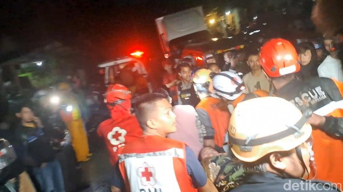 PMI Evakuasi Ibu Hamil di Tengah Longsor Sukabumi