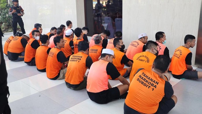 Polda Kalsel melakukan pemusnahan barang bukti narkotika di Mapolda Kalsel, Banjarbaru, Rabu (20/11/2024). Barbuk dimusnahkan dengan cara diblender.