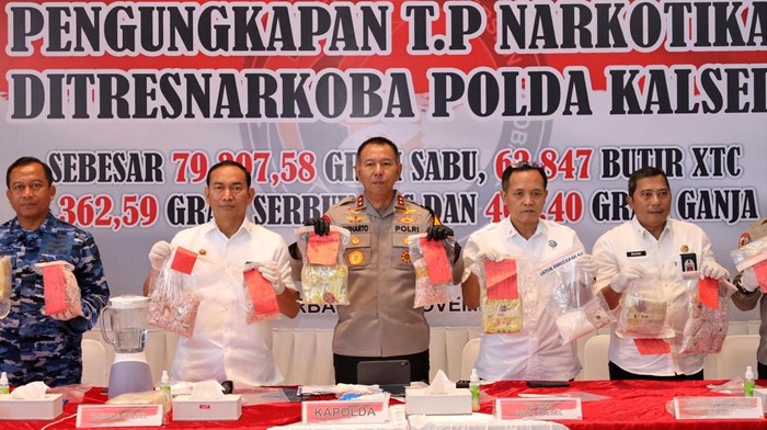 Polda Kalsel melakukan pemusnahan barang bukti narkotika di Mapolda Kalsel, Banjarbaru, Rabu (20/11/2024). Barbuk dimusnahkan dengan cara diblender.