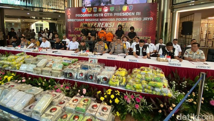 Polda Metro Jaya menggagalkan penyelundupan sabu Rp 583 miliar dari jaringan Afghanistan-Jakarta di dekat Kampung Ambon, Jakarta Barat.