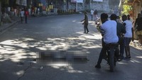 Jalanan hampir sepi pada hari Selasa (19/11) setelah polisi dan warga mendirikan barikade di beberapa lingkungan, karena Perserikatan Bangsa-Bangsa memperingatkan bahwa geng-geng dilaporkan semakin menguasai kota tersebut. (AP Photo/Odelyn Joseph)