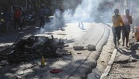 Ibu kota Haiti telah menyaksikan pertempuran baru dalam minggu terakhir dari Viv Ansanm, sebuah aliansi geng yang pada bulan Februari membantu menggulingkan perdana menteri saat itu Ariel Henry. (AP Photo/Odelyn Joseph)