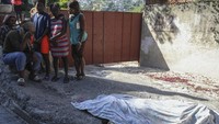 Geng-geng bersenjata lengkap menguasai sekitar 80 persen kota, secara rutin menargetkan warga sipil meskipun ada pasukan internasional yang didukung PBB dan dipimpin Kenya telah dikerahkan untuk membantu polisi yang kalah senjata. (AP Photo/Odelyn Joseph)