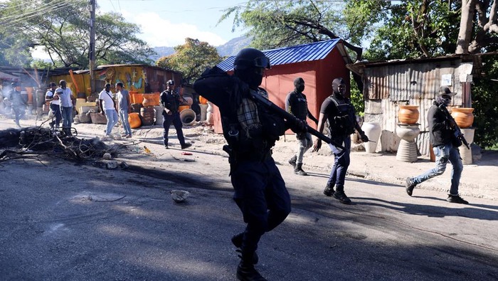 Polisi dan Warga Haiti Bunuh 28 Anggota Geng, Mayatnya Dibakar SENSITIVE MATERIAL. THIS IMAGE MAY OFFEND OR DISTURB Soldiers drive past the burning body of a suspected gang member after an attempted overnight attack by gangs on the affluent hillside suburb Petion-Ville sparked a violent civilian response, in Port-au-Prince, Haiti, November 19, 2024. REUTERS/Ralph Tedy Erol TPX IMAGES OF THE DAY