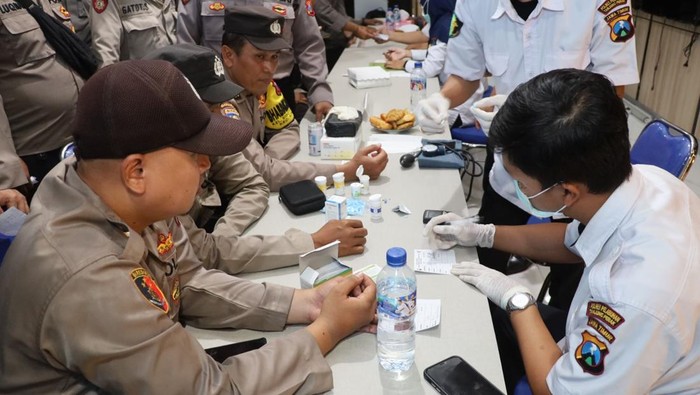 Polisi di Polres Tanjung Perak Surabaya jalani pemeriksaan kesehatan jelang Pilkada