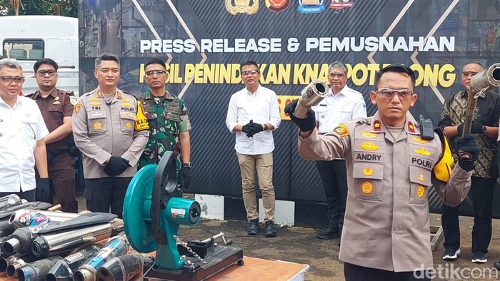 Polisi musnahkan knalpot brong di cimahi