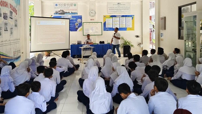 Polisi saat melakukan sosialisasi bahaya narkoba di Subang