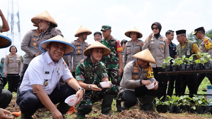Polres Jakbar bersama Forkopimko Jakarta Barat menanam bibit palawija di lahan 1,5 hektare untuk mendukung program swasembada pangan.