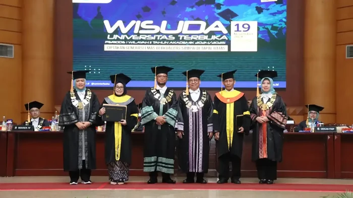 Prof. Surjono Hadi Sutjahjo, [Dua dari Kanan] saat Wisuda UT