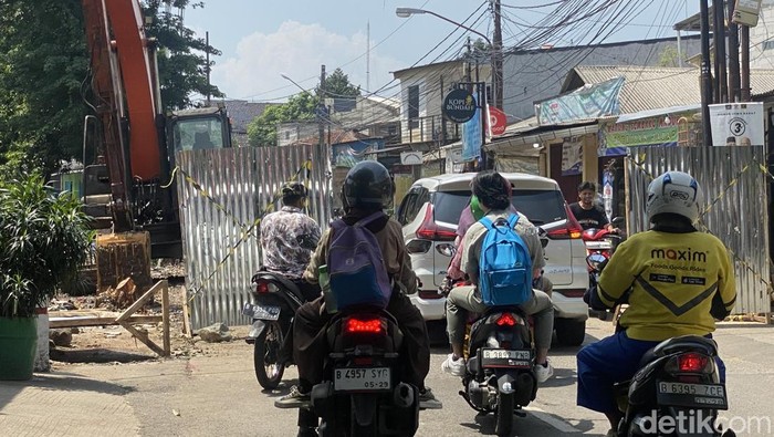 Proyek pengerjaan turap di Jalan Tanah Baru, Depok, lalu lintas menyempit.