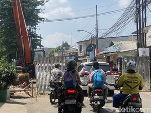 Proyek Turap di Tanah Baru Depok Bikin Jalan Menyempit, Warga Keluhkan Macet