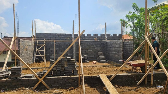 Proses pembangunan bantuan rumah baru bagi masyarakat tidak mampu di Badung tahun 2024.