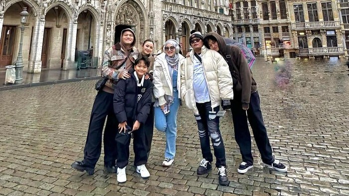 Sule bersama dengan anak-anaknya
