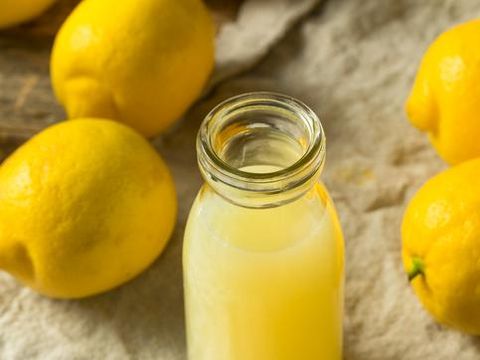 Racikan minuman 3 bahan dari jus lemon, minyak zaitun, dan cayenne pepper.