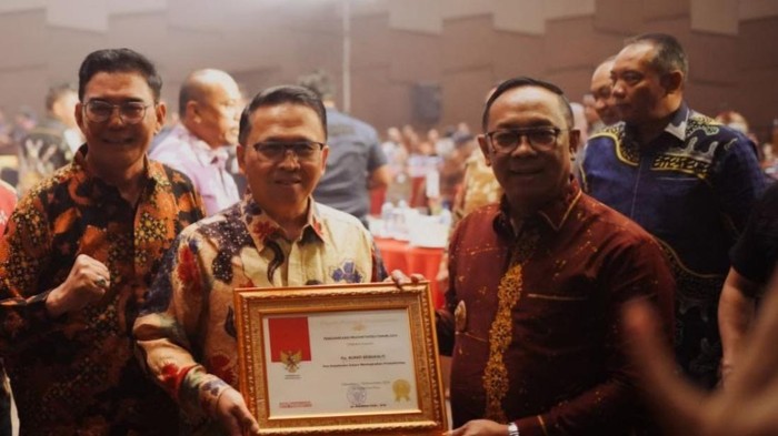 Rahman Hadi saat menyerahkan penghargaan (Foto: Dok Diskominfotik Riau)
