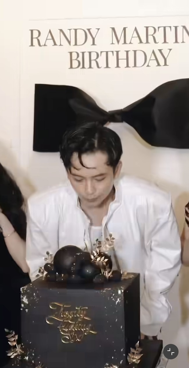 Momen perayaan ulang tahun tersebut dibagikan Randy melalui sebuah video singkat ke akun Instagram pribadinya. Tampil menawan, Randy tampak mengenakan kaos dipadukan jaket kulit berwarna putih. Sesuai dengan tema, kue ulang tahun Randy juga tampak unik dengan warna hitam dan sedikit sentuhan gold. Foto: Instagram/@randymartinnn