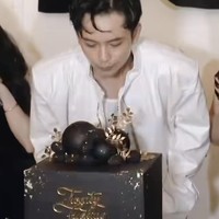 Momen perayaan ulang tahun tersebut dibagikan Randy melalui sebuah video singkat ke akun Instagram pribadinya. Tampil menawan, Randy tampak mengenakan kaos dipadukan jaket kulit berwarna putih. Sesuai dengan tema, kue ulang tahun Randy juga tampak unik dengan warna hitam dan sedikit sentuhan gold. Foto: Instagram/@randymartinnn