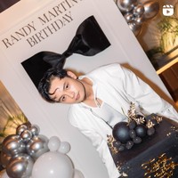 Aktor Randy Martin baru saja merayakan ulang tahunnya yang ke-26 pada 18 November. Merayakan hari lahirnya, Randy menggelar pesta ulang tahun dengan tema warna monokrom. Foto: Instagram/@randymartinnn