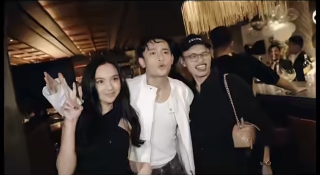 Gosip kedekatan Randy dan Lyodra mulai berhembus karena di perayaan ulang tahunnya itu Randy tampak memberikan salah satu suapan kue ulang tahunnya kepada Lyodra. Banyak yang kemudian menduga jika keduanya mungkin sudah berpacaran. Foto: Instagram/@randymartinnn