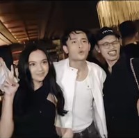 Gosip kedekatan Randy dan Lyodra mulai berhembus karena di perayaan ulang tahunnya itu Randy tampak memberikan salah satu suapan kue ulang tahunnya kepada Lyodra. Banyak yang kemudian menduga jika keduanya mungkin sudah berpacaran. Foto: Instagram/@randymartinnn