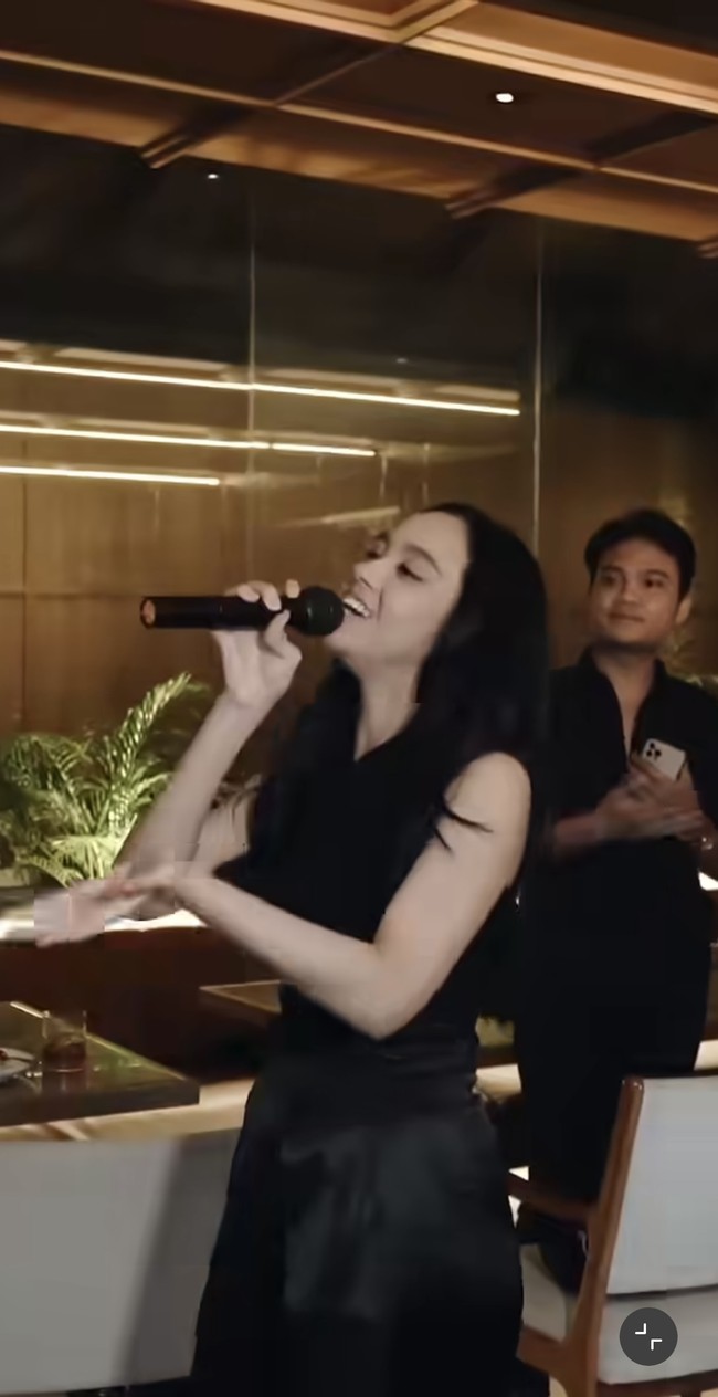 Tak hanya itu saja, Lyodra juga turut menyumbangkan suara merdunya spesial untuk Randy di perayaan ulang tahunnya tersebut. Selain dekat dengan Randy, dalam foto-foto yang dibagikan juga terlihat jika Lyodra cukup dekat dengan keluarga Randy. Foto: Instagram/@randymartinnn