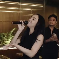 Tak hanya itu saja, Lyodra juga turut menyumbangkan suara merdunya spesial untuk Randy di perayaan ulang tahunnya tersebut. Selain dekat dengan Randy, dalam foto-foto yang dibagikan juga terlihat jika Lyodra cukup dekat dengan keluarga Randy. Foto: Instagram/@randymartinnn