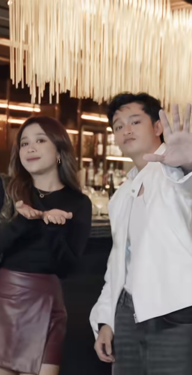 Selain Lyodra, rekan penyanyi Randy lain yang juga tampak hadir ialah Brisia Jodie. Berpose bersama Randy, Brisia Jodie tampil mengenakan kaos lengan panjang dipadukan rok celana pendek berwarna merah kecoklatan. Foto: Instagram/@randymartinnn