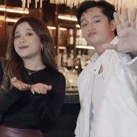 Selain Lyodra, rekan penyanyi Randy lain yang juga tampak hadir ialah Brisia Jodie. Berpose bersama Randy, Brisia Jodie tampil mengenakan kaos lengan panjang dipadukan rok celana pendek berwarna merah kecoklatan. Foto: Instagram/@randymartinnn