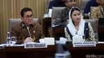 Momen Mendag Dicecar soal Banjir Barang Impor Ilegal di Komisi VI DPR