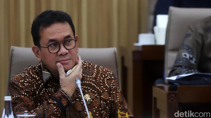Rapat Kerja Mendag dengan Komisi VI DPR Menteri Perdagangan Budi Santoso (kedua kiri) bersama Wakil Menteri Perdagangan Dyah Roro Esti (kedua kanan) mengikuti rapat kerja dengan Komisi VI DPR di Kompleks Parlemen, Senayan, Jakarta, Rabu (20/11/2024). Rapat tersebut membahas program kerja dan anggaran kementerian tahun anggaran 2025.
