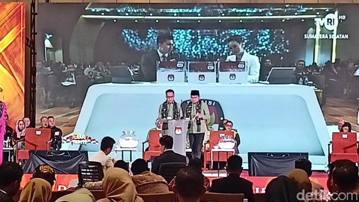 Ratu Dewa-Prima Salam di Debat Ketiga Pilwako Palembang 2024.
