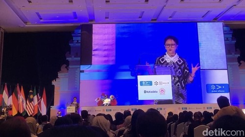Eks Menlu Retno Marsudi saat pidato di acara World Public Relations Forum di Nusa Dua, Badung, Rabu (20/11/2024).