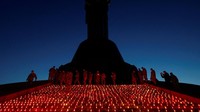 Warga Kyiv turun ke jalanan untuk memperingati 1.000 hari invasi Rusia ke Ukraina. Mereka berkumpul di Motherland Monument pada Selasa (19/11) dan menyalakan ribuan lilin. REUTERS/Valentyn Ogirenko.  