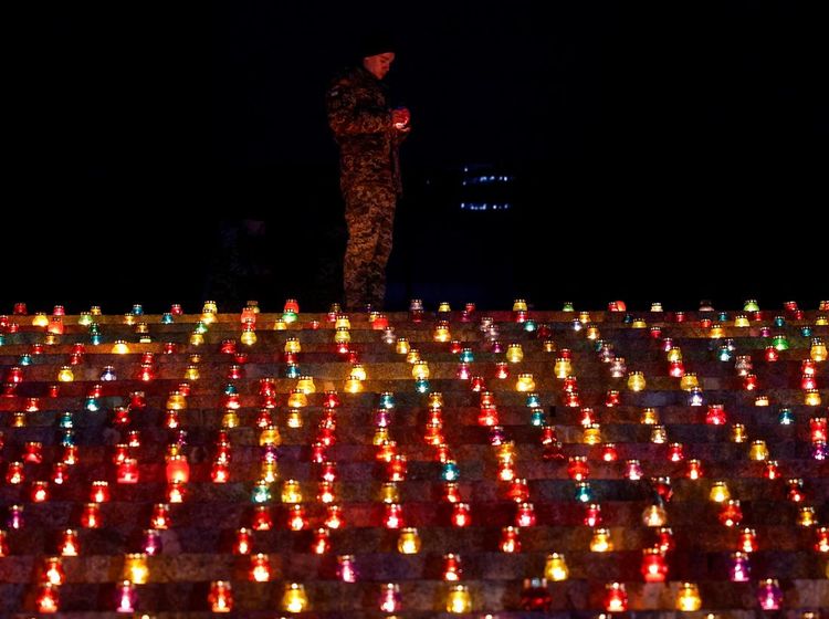 Ribuan Lilin Peringati 1.000 Hari Invasi Rusia ke Ukraina