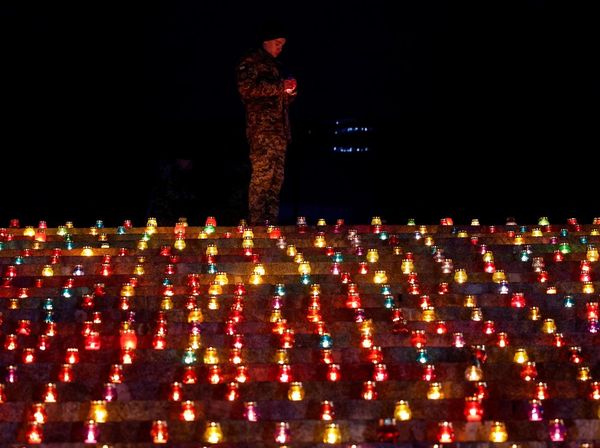 Ribuan Lilin Peringati 1.000 Hari Invasi Rusia ke Ukraina