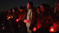 Prajurit Ukraina memegang lilin selama upacara peringatan 1.000 hari perang Rusia-Ukraina di Kyiv, Ukraina, Selasa (19/11/2024). AP Photo/Evgeniy Maloletka.  