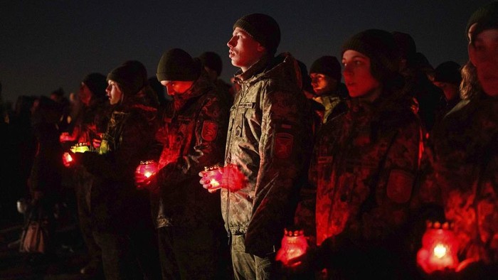 Ribuan Lilin Peringati 1.000 Hari Invasi Rusia ke Ukraina A military cadet lights a candle during a commemorative ceremony on the 1000th day of Russia's full scale attack on Ukraine, in front of the 'Motherland' monument in Kyiv, Ukraine November 19, 2024. REUTERS/Valentyn Ogirenko TPX IMAGES OF THE DAY