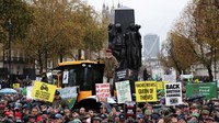 Para petani ikut serta dalam demonstrasi yang memprotes kebijakan pertanian baru pemerintah di London, Inggris, Selasa (19/11/2024). (REUTERS/Hollie Adams)  