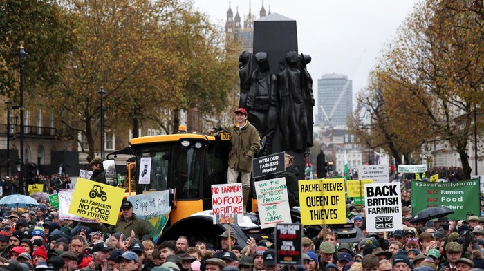 Ribuan Petani Inggris Geruduk Jalanan London Tolak Kebijakan Pajak Farmers take part in a demonstration protesting against the Labour government's new agricultural policy, which includes a budget measure expected to increase inheritance tax liabilities for some farmers, in London, Britain, November 19, 2024. REUTERS/Hollie Adams