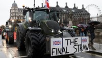 Sebagian demonstran bahkan membawa traktor mereka melewati pusat kota London menuju gedung parlemen. (REUTERS/Hollie Adams)  