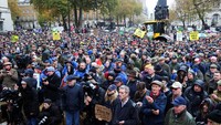 Diperkirakan, sekitar 10.000 orang ambil bagian dalam aksi tersebut, menurut laporan kepolisian. (REUTERS/Toby Melville)  